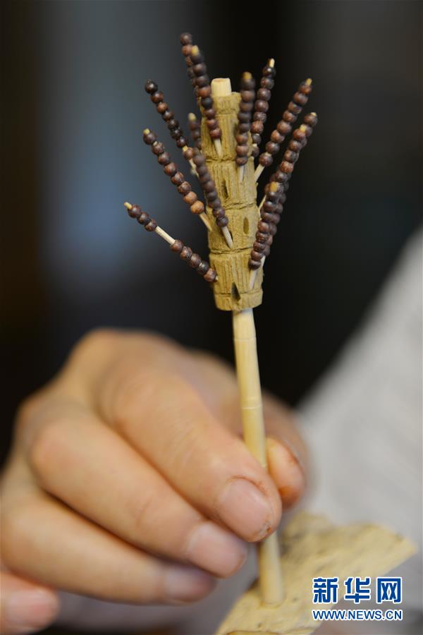 「昔ながらの道具」を手のひらサイズの木製ミニチュアに