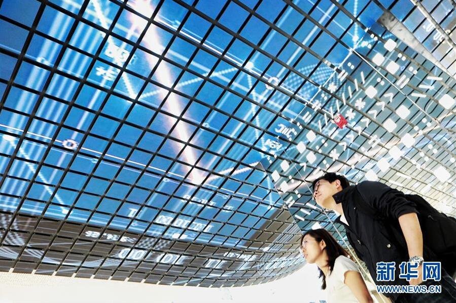 5月22日、國家ビッグデータ（貴州）総合試験エリア展示センターを見學(xué)する來場者。（撮影：歐東衢）