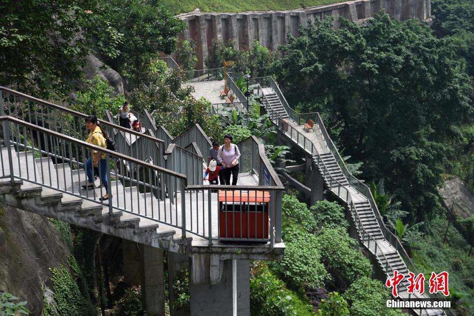 家に帰るにはまず山登り？ 重慶の「悪魔の帰宅路」