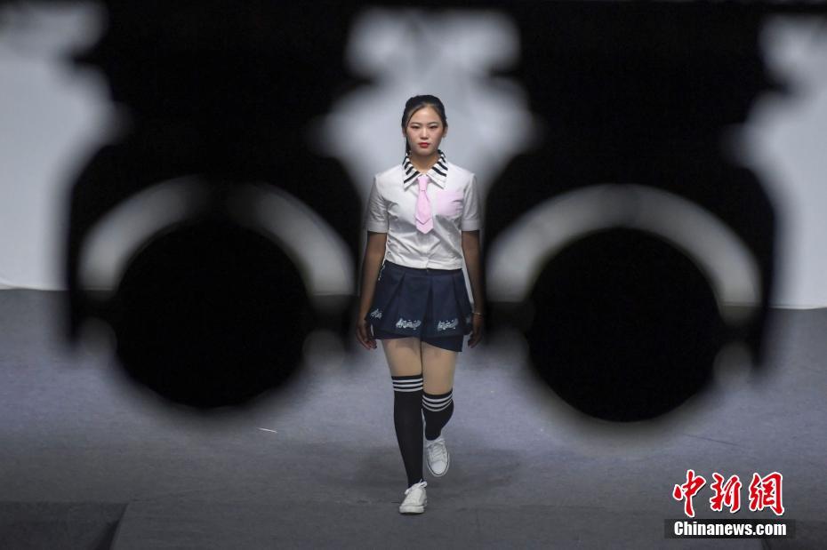 個(gè)性的な制服次々と　湖南?益陽(yáng)で制服コンテスト