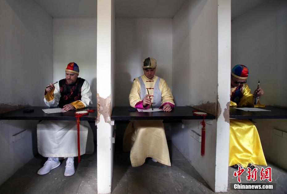 5月22日、貢院で「科挙試験」に挑戦するロシアからの「海外受験生」（撮影?王磊）