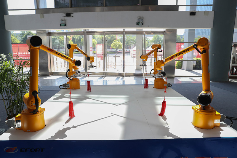 竜と剣を舞うロボットが登場(chǎng)