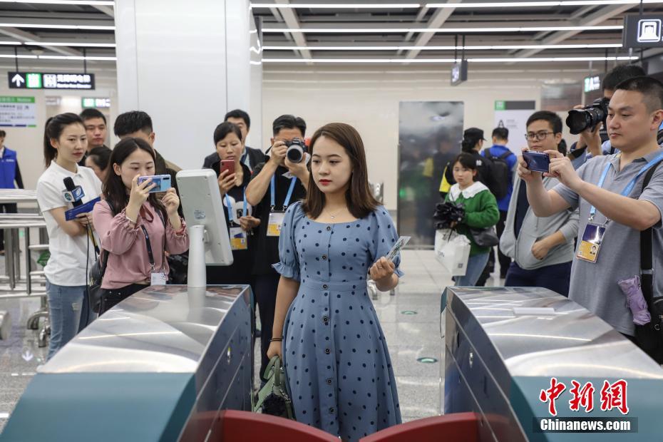 顔認(rèn)証システムで改札口を通る市民（撮影?瞿宏倫）。