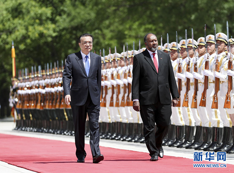 會(huì)談前に李総理が人民大會(huì)堂東門外広場(chǎng)で催したサルワイ首相の歓迎式典（撮影?丁海濤）