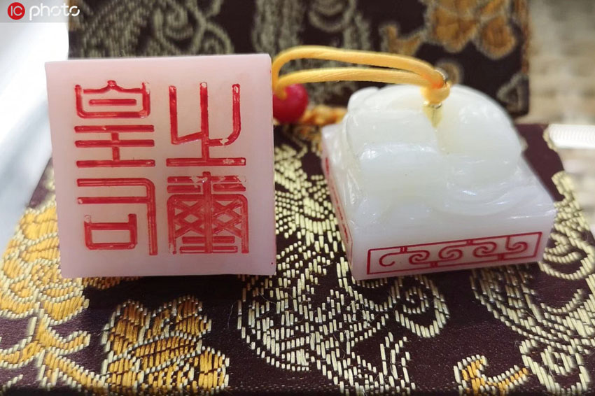 西安市が売り出した玉璽の形の交通カード（寫真著作権は東方ICが所有のため転載禁止）。 