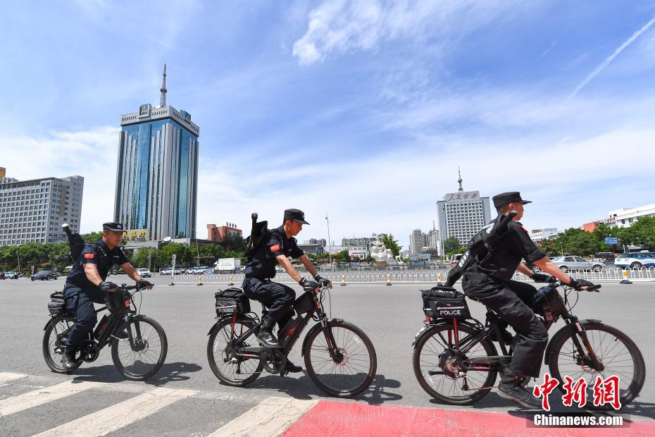山西省太原市の警官が最新式の特殊警棒攜帯してパトロール