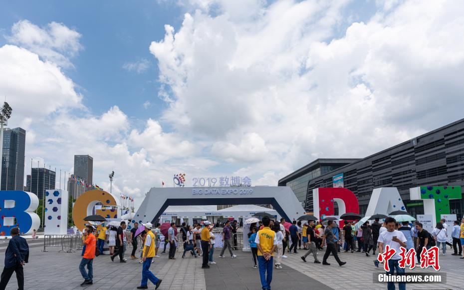 中國ビッグデータ産業(yè)博覧會、5G遠(yuǎn)隔操作ロボットがお披露目