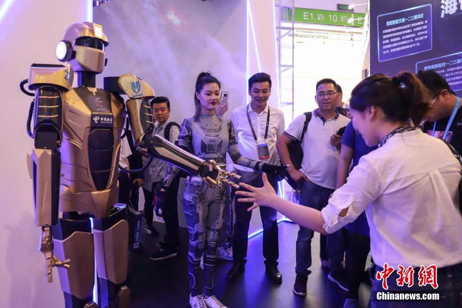 中國(guó)ビッグデータ産業(yè)博覧會(huì)、5G遠(yuǎn)隔操作ロボットがお披露目