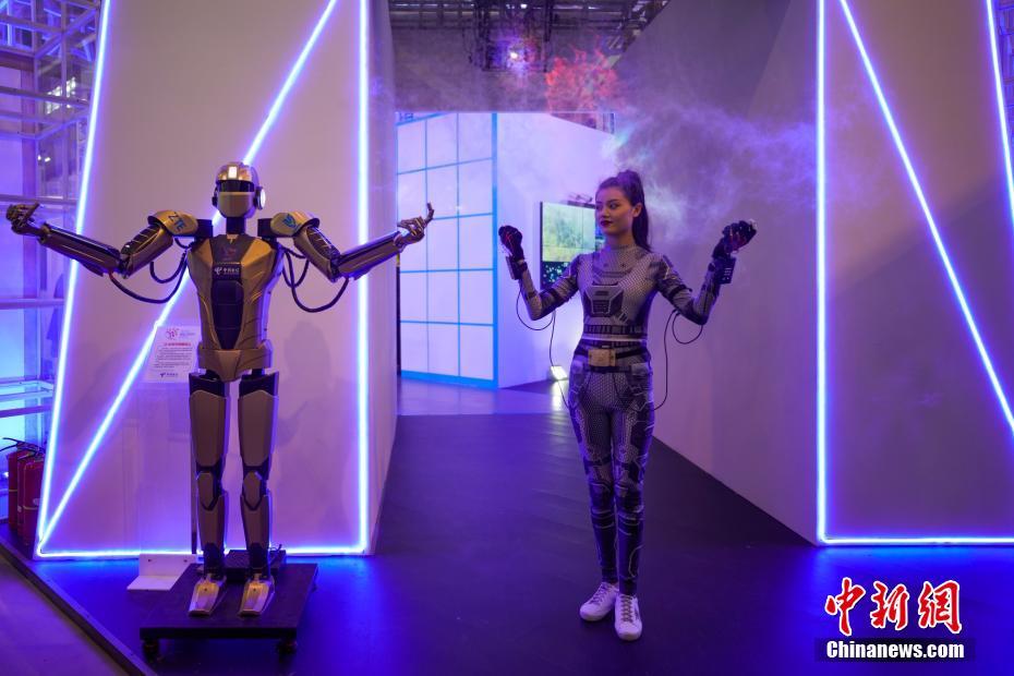 中國ビッグデータ産業(yè)博覧會、5G遠隔操作ロボットがお披露目