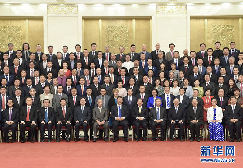 代表らと記念撮影する習(xí)近平総書記（撮影?李學(xué)仁）
