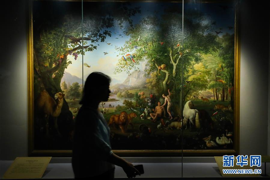 展示品の前を通り過ぎる観覧者（撮影?張玉薇）。