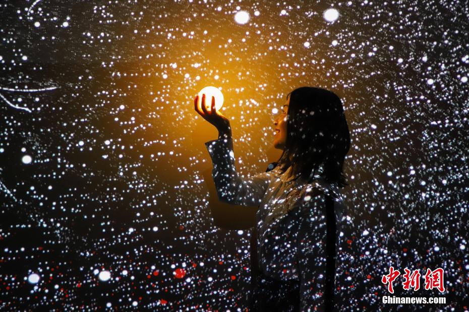 5月28日、デジタルアート「宇宙深空」でテクノロジーの魅力を體験する女性(撮影?瞿宏倫)。