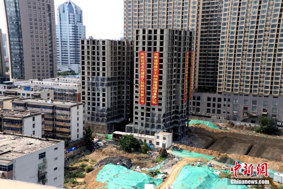 使用爆薬1トン以上！ 鄭州「城中村」のビル2棟を爆破解體 河南省