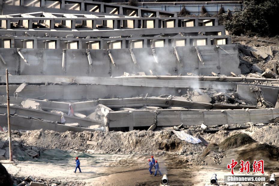 使用爆薬1トン以上！ 鄭州「城中村」のビル2棟を爆破解體 河南省