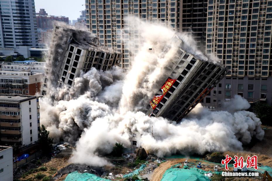 使用爆薬1トン以上！ 鄭州「城中村」のビル2棟を爆破解體 河南省