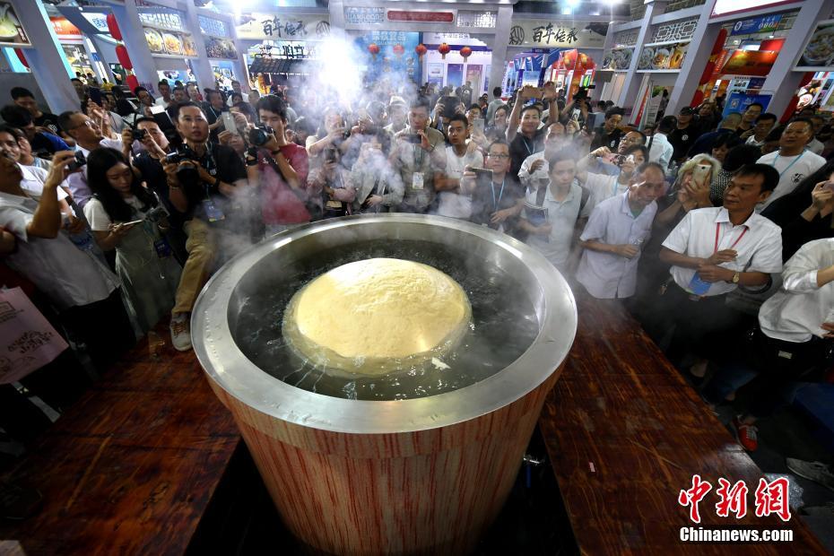 今年は重さ278.8キロ！巨大魚つみれの世界記録更新 福建省