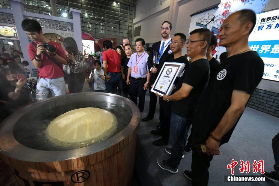 今年は重さ278.8キロ！巨大魚つみれの世界記録更新 福建省