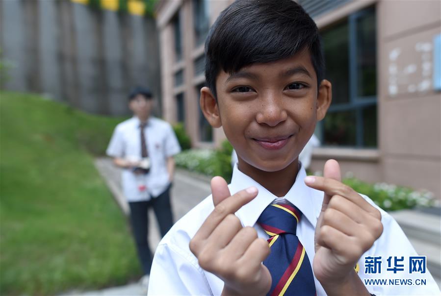 10數(shù)ヶ國語を操るカンボジアの少年が中國に留學