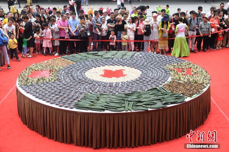 江南地方の端午節(jié)における伝統(tǒng)的な風(fēng)習(xí)を體験　杭州市宋城景勝地