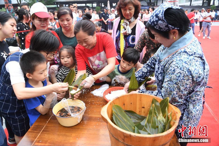 江南地方の端午節(jié)における伝統(tǒng)的な風(fēng)習(xí)を體験　杭州市宋城景勝地