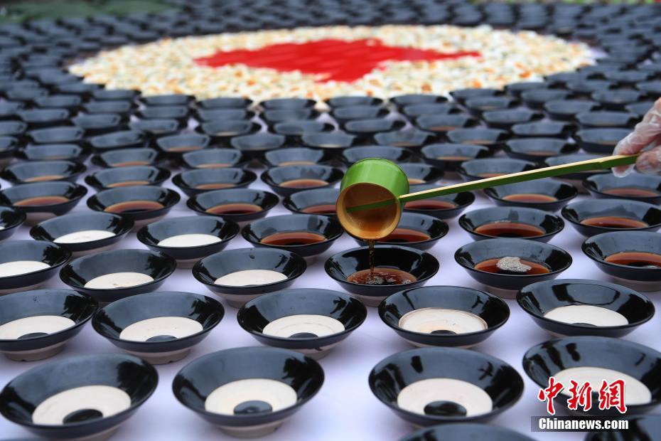 江南地方の端午節(jié)における伝統(tǒng)的な風習を體験　杭州市宋城景勝地