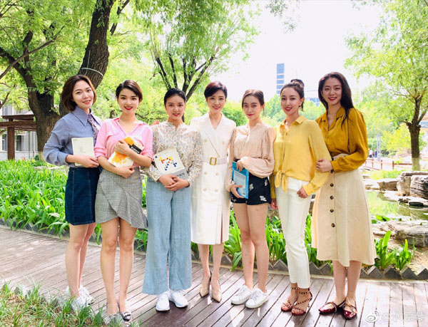 大學(xué)生らと映る周濤（寫真中央）。