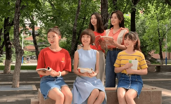 有名キャスターの白巖松などが中國伝媒大學の校歌MVに出演