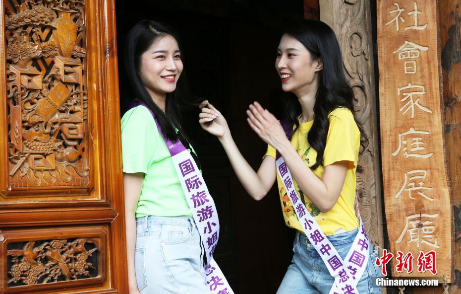 瀘沽湖を観光したミス?ツーリズム?インターナショナルの出場(chǎng)者（撮影?銭興強(qiáng)）。 