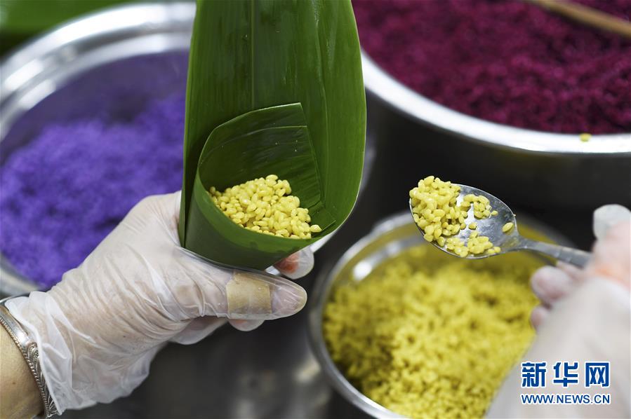 貴州省臺江県のちまき作りに勤しむ人々