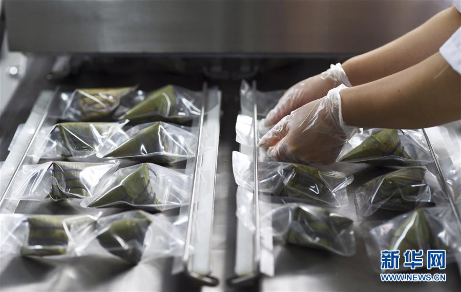 貴州省臺(tái)江県のちまき作りに勤しむ人々