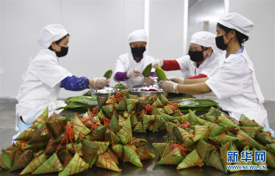 貴州省臺(tái)江県のちまき作りに勤しむ人々