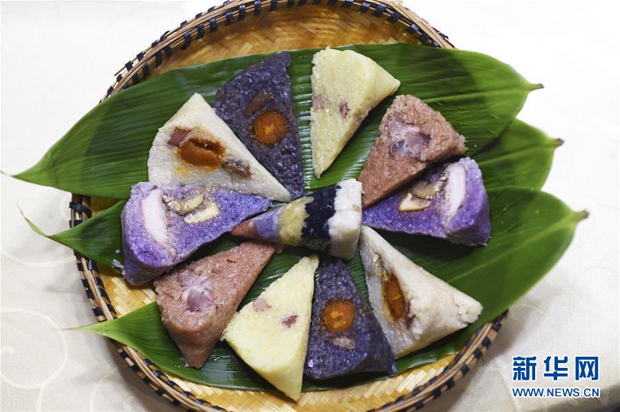 貴州省臺(tái)江県のちまき作りに勤しむ人々