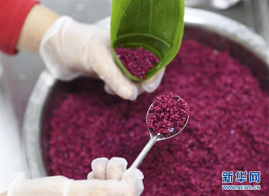 貴州省臺(tái)江県のちまき作りに勤しむ人々