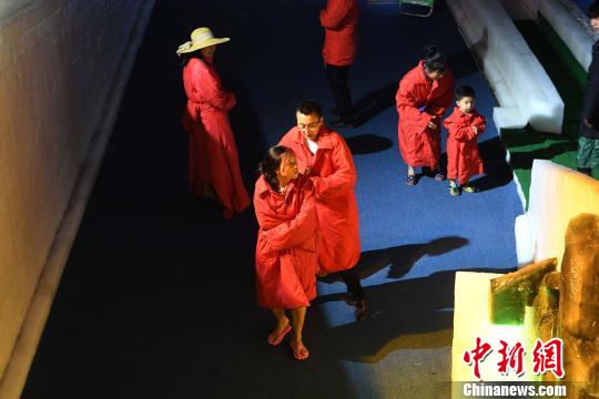 重慶、4日は猛暑日の予報(bào)　市民は「氷の世界」で避暑