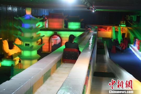 重慶、4日は猛暑日の予報　市民は「氷の世界」で避暑