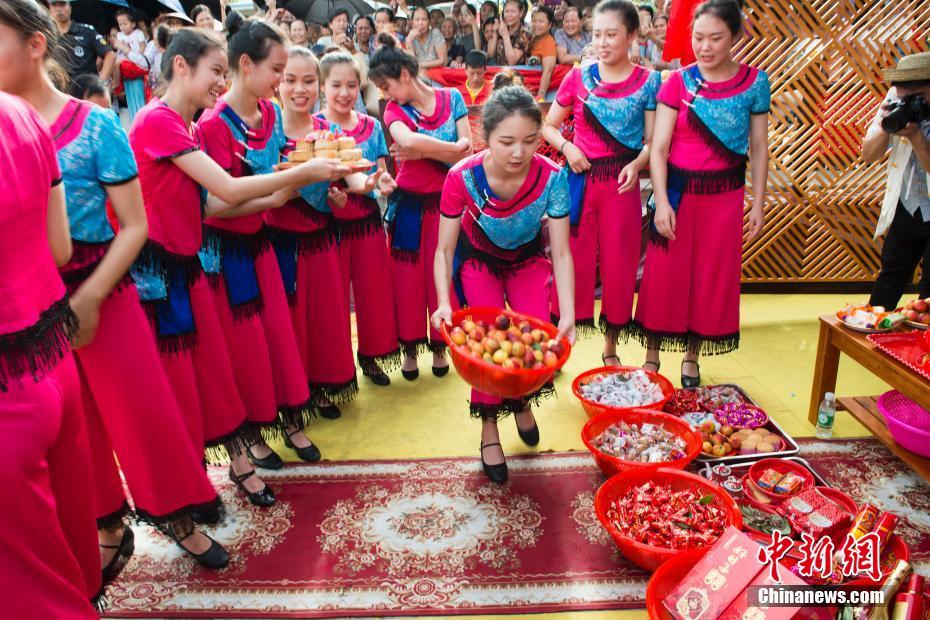 広西チワン族自治區(qū)北海市で水上生活者が伝統(tǒng)的な結(jié)婚式
