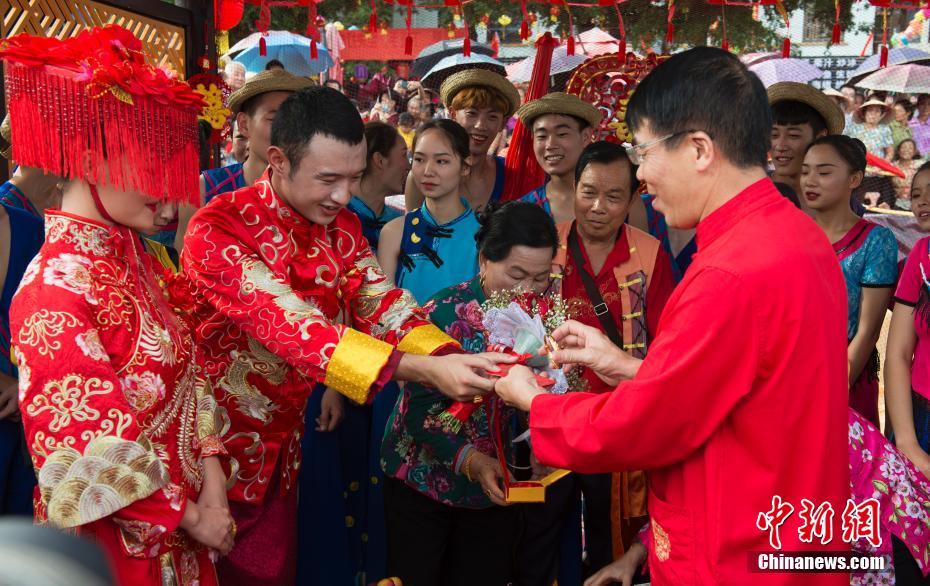 広西チワン族自治區(qū)北海市で水上生活者が伝統(tǒng)的な結婚式