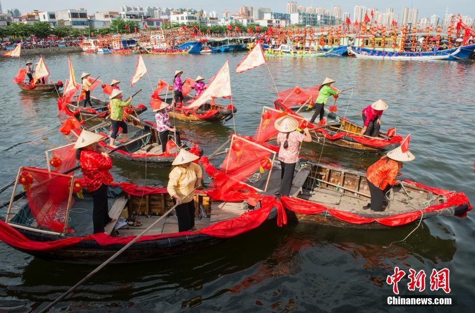広西チワン族自治區(qū)北海市で水上生活者が伝統(tǒng)的な結(jié)婚式