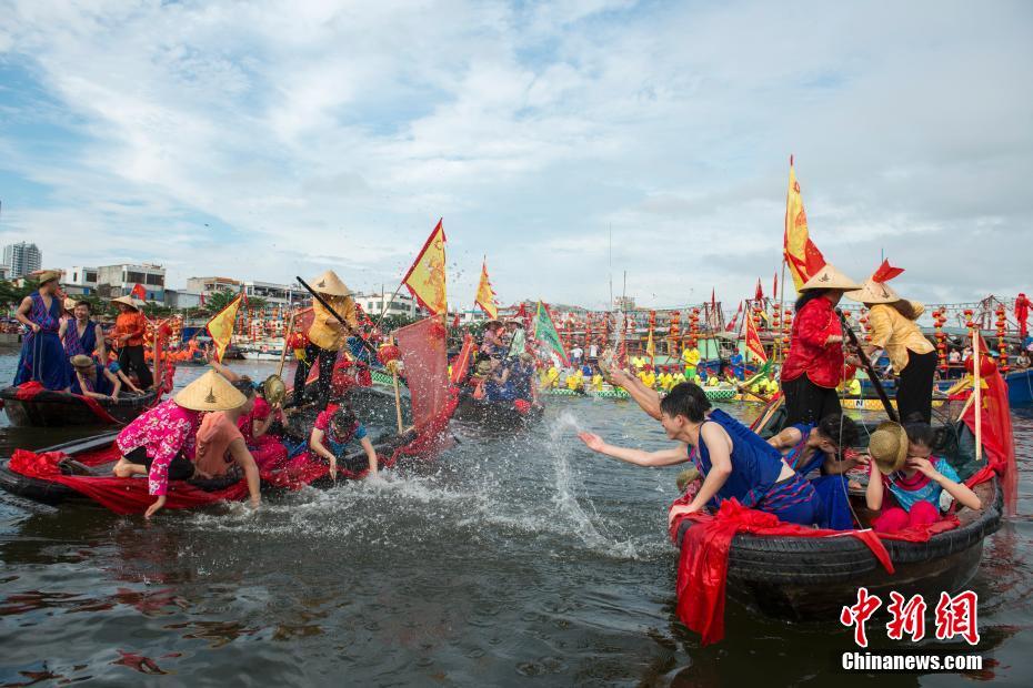 広西チワン族自治區(qū)北海市で水上生活者が伝統(tǒng)的な結(jié)婚式