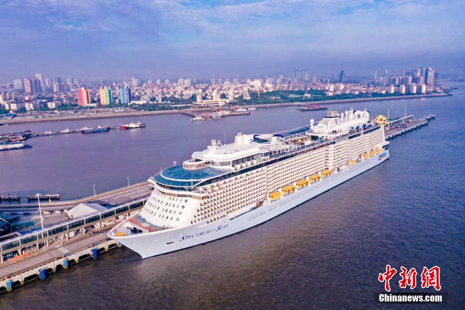 母港とする上海に初めて寄港した「スペクトラム?オブ?ザ?シーズ」（撮影?朱琦）。