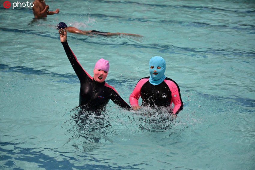 鮮やかな手作り「フェイスキニ」で「完全武裝」の日焼け対策をする中高年女性たち（寫真著作権は東方ICが所有のため転載禁止）。