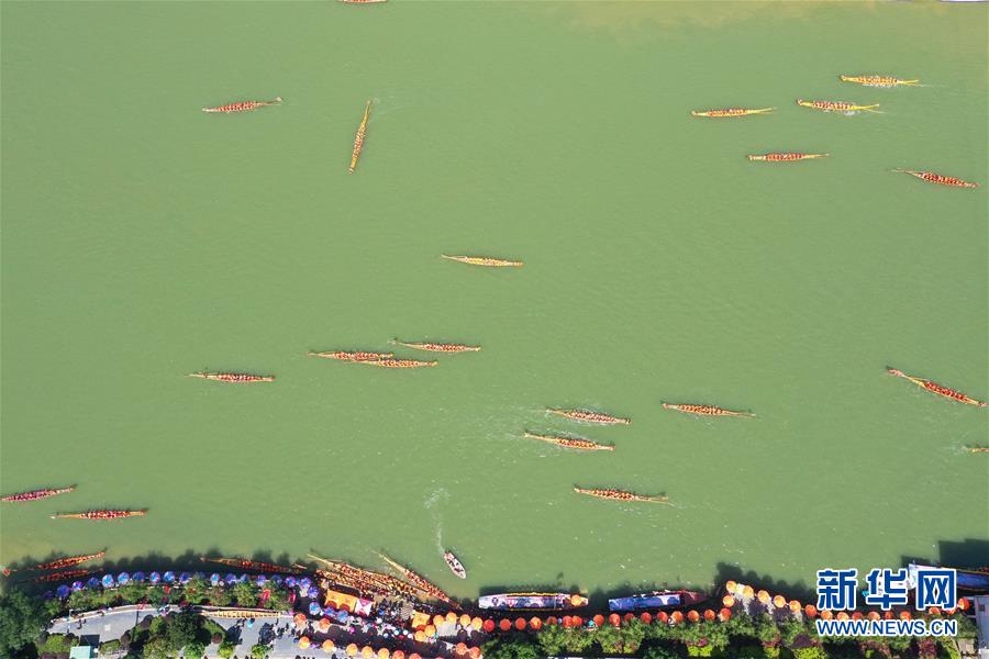 湖南省道県で端午節(jié)を祝うドラゴンボートレース開催