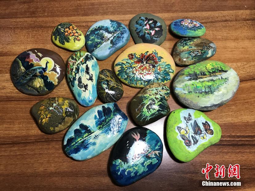 長江で拾った玉石を蕓術(shù)作品に生まれ変わらせる80代男性 　重慶