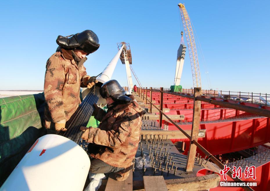 「國(guó)境を跨ぐ握手」 中露黒竜江大橋が接合され橋面施工段階へ