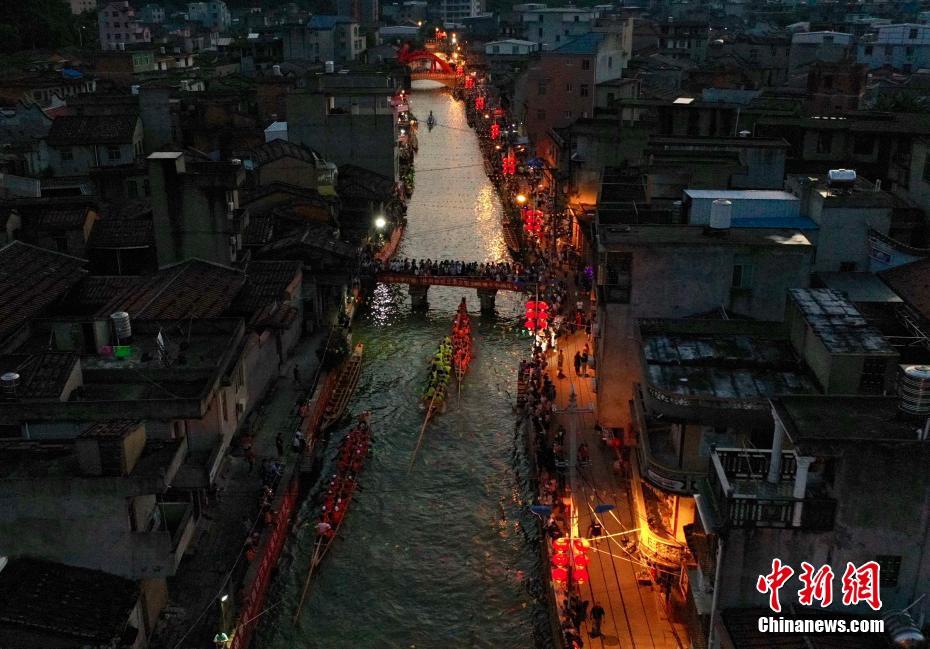 夕闇に包まれ競い合う數(shù)十隻のドラゴンボード　福建長楽