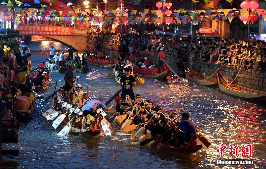 夕闇に包まれ競い合う數(shù)十隻のドラゴンボード　福建長楽