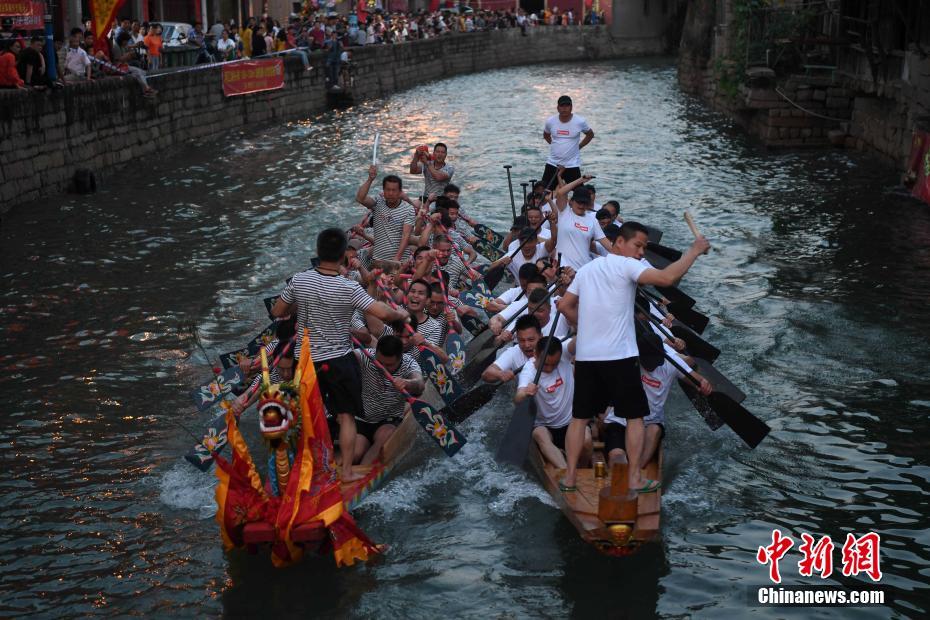 夕闇に包まれ競い合う數(shù)十隻のドラゴンボード　福建長楽