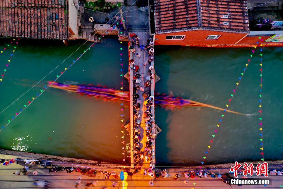 夕闇に包まれ競い合う數(shù)十隻のドラゴンボード　福建長楽