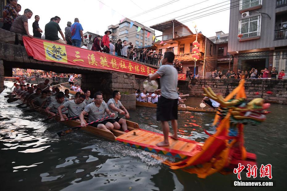 夕闇に包まれ競い合う數(shù)十隻のドラゴンボード　福建長楽