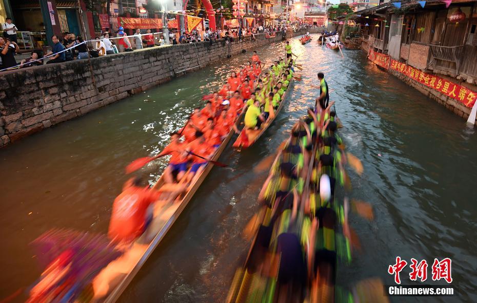 夕闇に包まれ競(jìng)い合う數(shù)十隻のドラゴンボード　福建長(zhǎng)楽